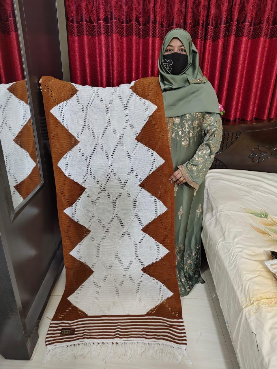 উষ্ণতার সাথে রাজকীয় লুক নিন প্রিমিয়াম কাশ্মীরি শাল উষ্ণতার সাথে রাজকীয় লুক নিন প্রিমিয়াম কাশ্মীরি শাল