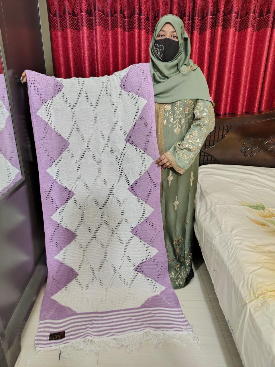 উষ্ণতার সাথে রাজকীয় লুক নিন প্রিমিয়াম কাশ্মীরি শাল উষ্ণতার সাথে রাজকীয় লুক নিন প্রিমিয়াম কাশ্মীরি শাল