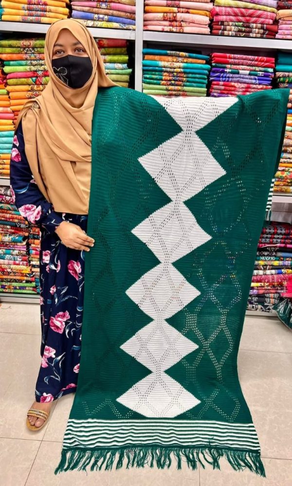 উষ্ণতার সাথে রাজকীয় লুক নিন প্রিমিয়াম কাশ্মীরি শাল